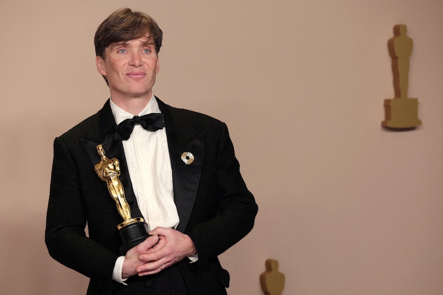 Cillian Murphy poses with the Oscar statuette.