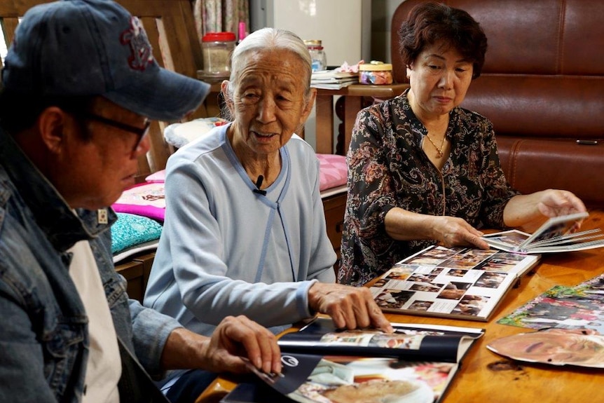 Lee Soon-kyu and family review old photo albums