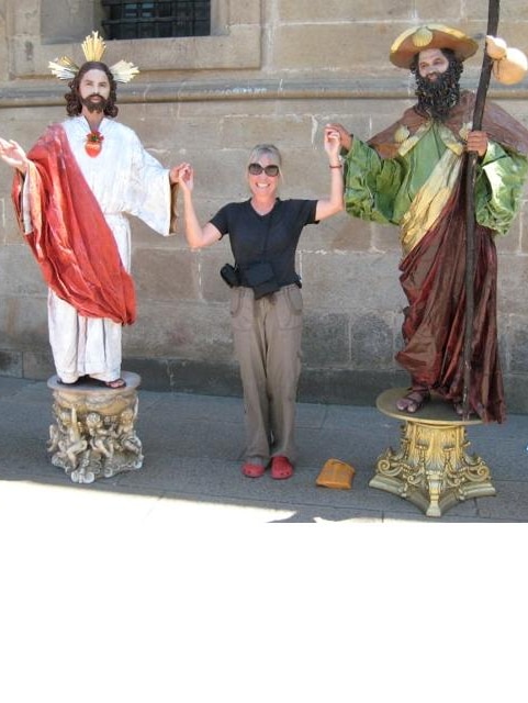 Ailsa holding hands of Jesus on left, St James on right, outside of Cathedral in Santiago.