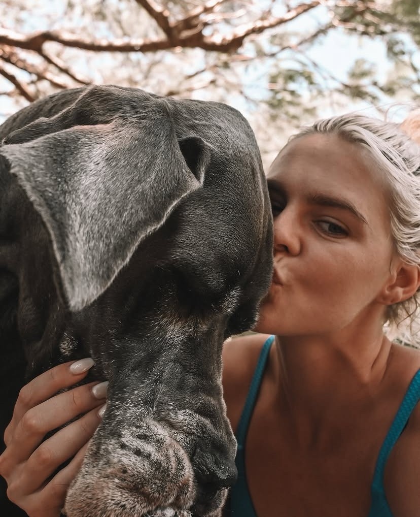 Shayna Jack kisses her dog Hugo