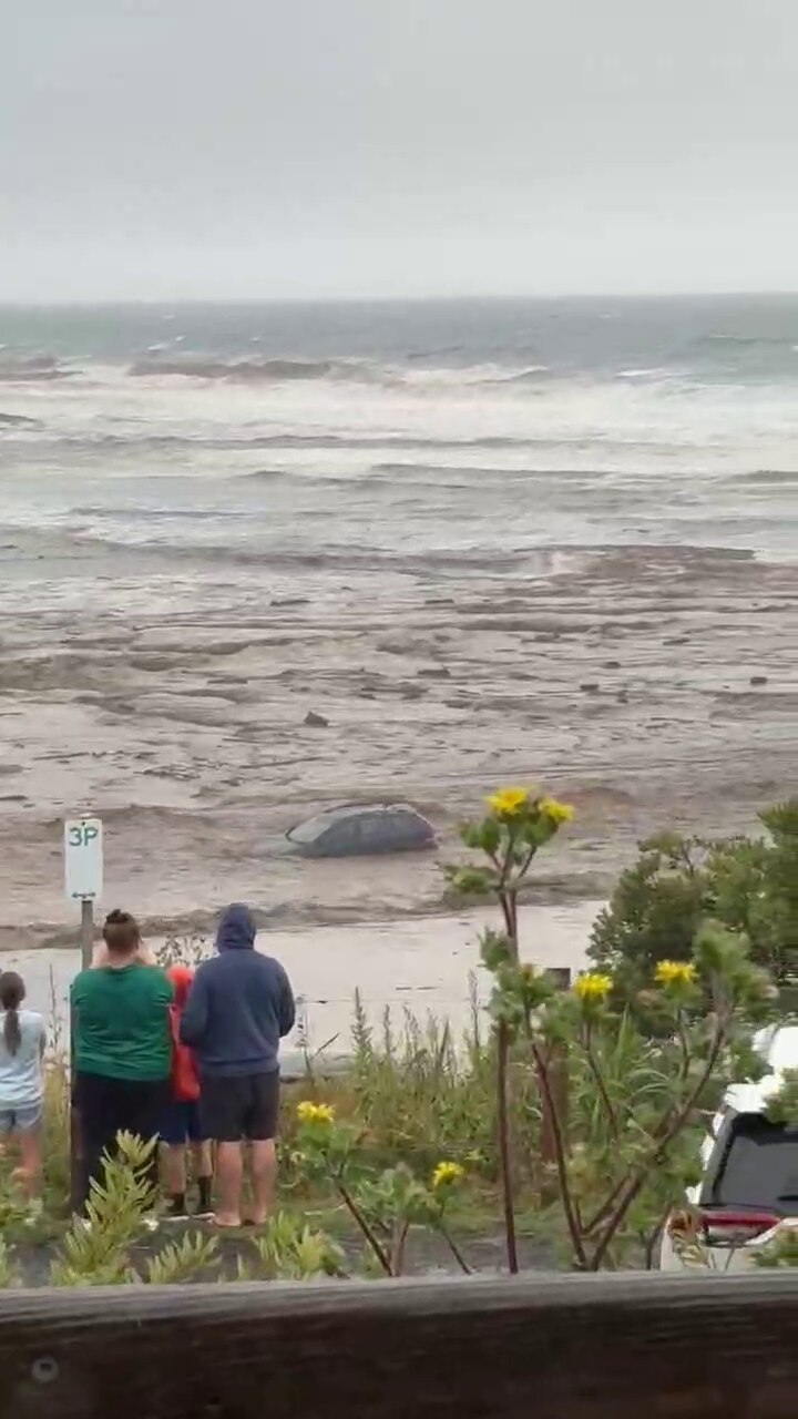 Cars were swept away following torrential rain in Victoria - ABC News