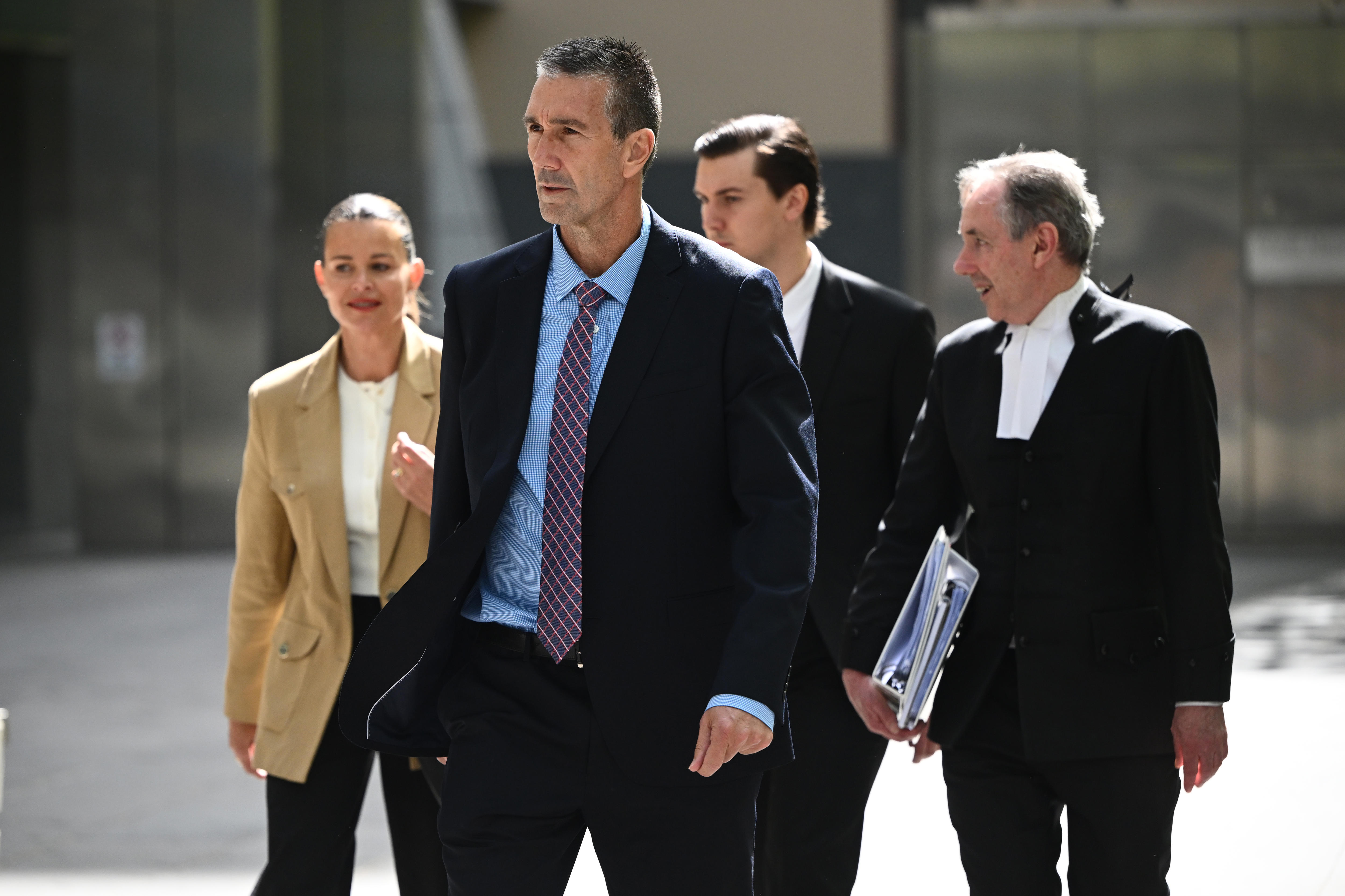 La familia Silvagni acude a los tribunales con su abogado. El nombre de Tom Silvagni fue suprimido cuando fue juzgado por violación.