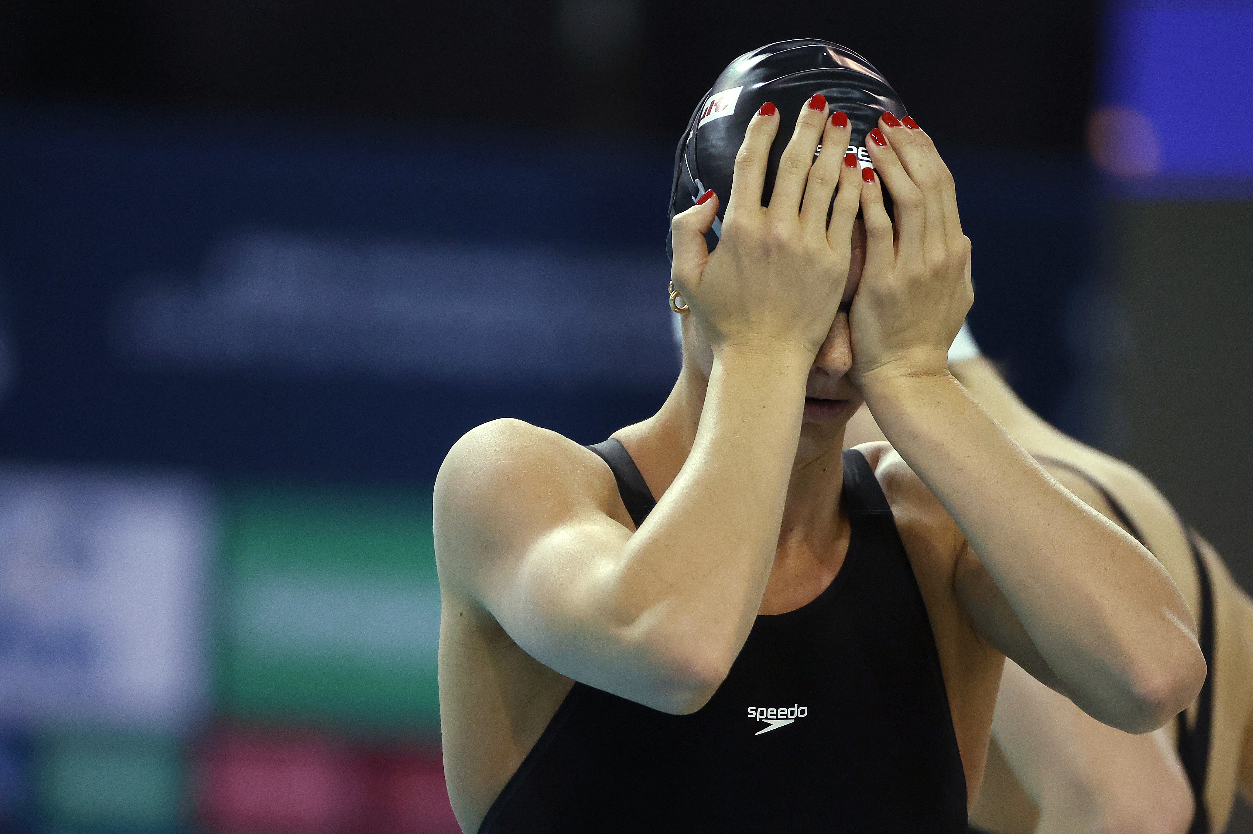 Summer McIntosh holds her goggles to her face