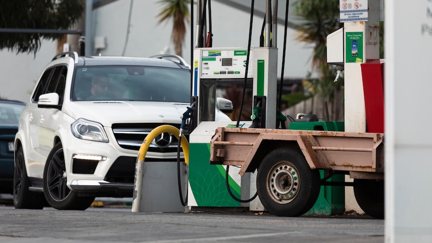 Les conducteurs de certaines capitales remarqueront une hausse des prix du carburant ce week-end.  Voici pourquoi