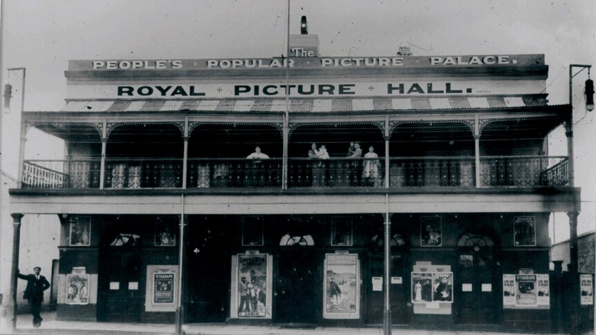 Castlemaine's Theatre Royal in 1858 with a large balcony of the Royal Hotel in the front and theatre at the back.