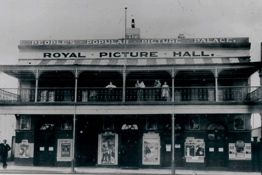 Castlemaine's Theatre Royal in 1858 with a large balcony of the Royal Hotel in the front and theatre at the back.