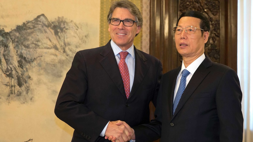 US Energy Secretary Rick Perry shakes hands with Chinese Vice Premier Zhang Gaoli after a climate change agreement.