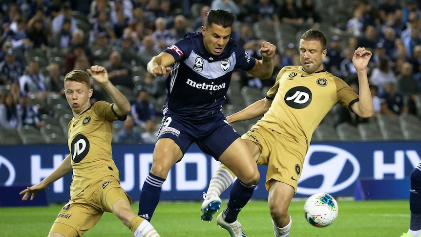 Andrew Nabbout jumps under pressure from two defenders.