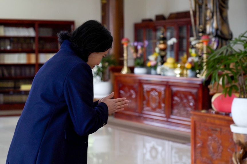 A photo of Tu My Nguyen praying.