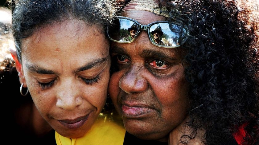 Gwenda Stanely comforts Aunty Rita Shillingworth as Rudd delivers an apology to the Aboriginal people. (Getty Images)