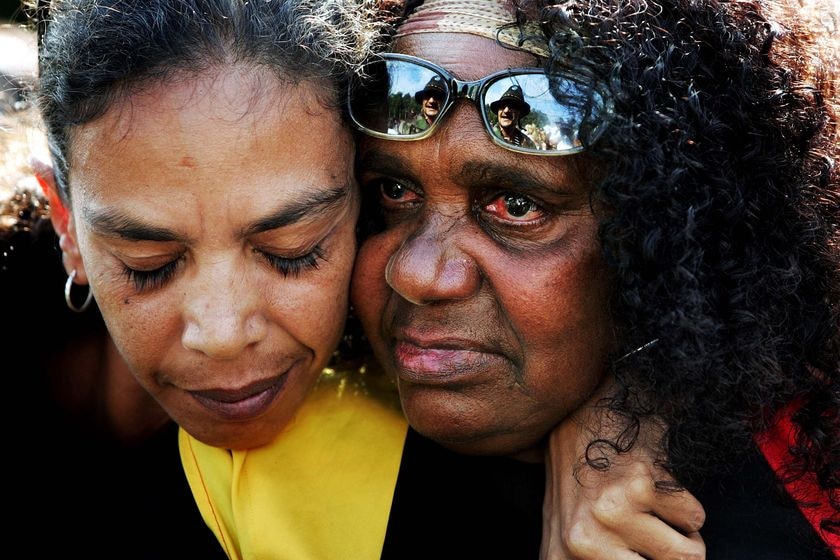 Gwenda Stanely comforts Aunty Rita Shillingworth as Rudd delivers an apology to the Aboriginal people. (Getty Images)