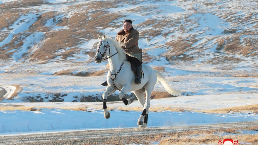 Kim alergând pe un cal