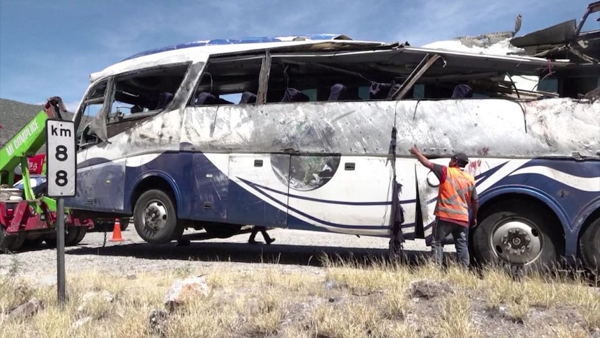 Mexican bus carrying US-bound migrants crashes, killing 18 people and injuring  27 - ABC News