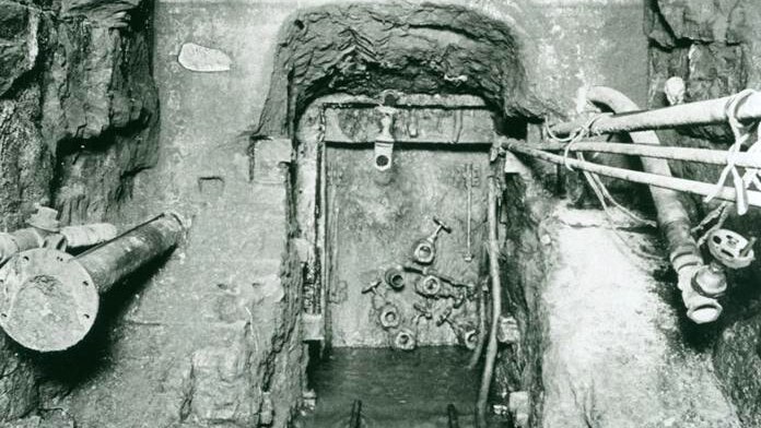 This bulkhead door was built to stand a pressure of many hundreds of tons and sealed the original Greenwich tunnel.