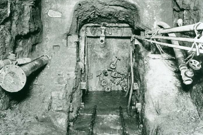 This bulkhead door was built to stand a pressure of many hundreds of tons and sealed the original Greenwich tunnel.