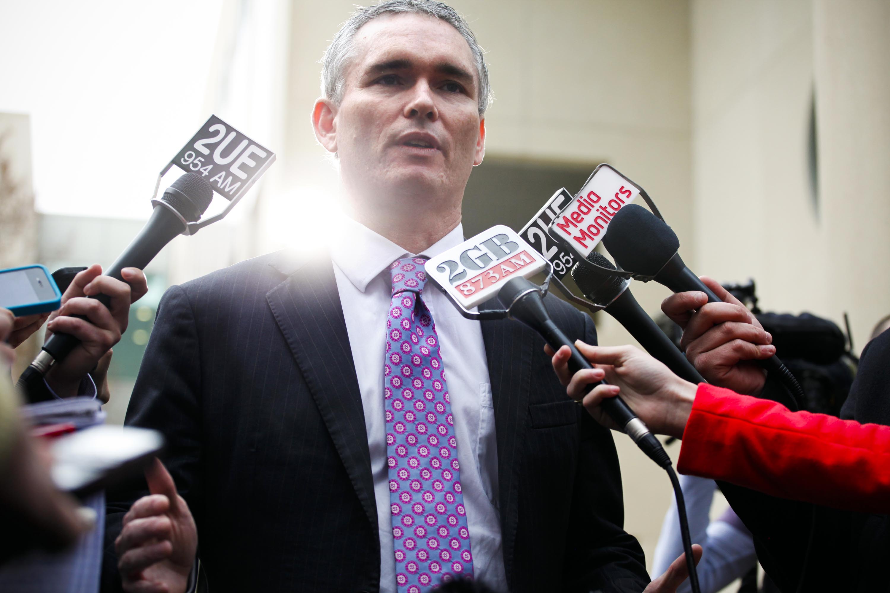 Craig Thomson habla con los medios de comunicación en el Parlamento.