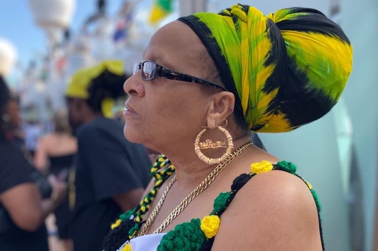 Sister Nancy wearing Jamaican colours with white