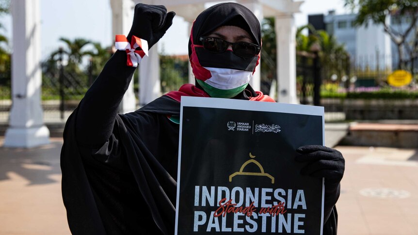 An Indonesian Muslim woman protests against the Israeli attack on Palestine and support of a ceasefire in Gaza.