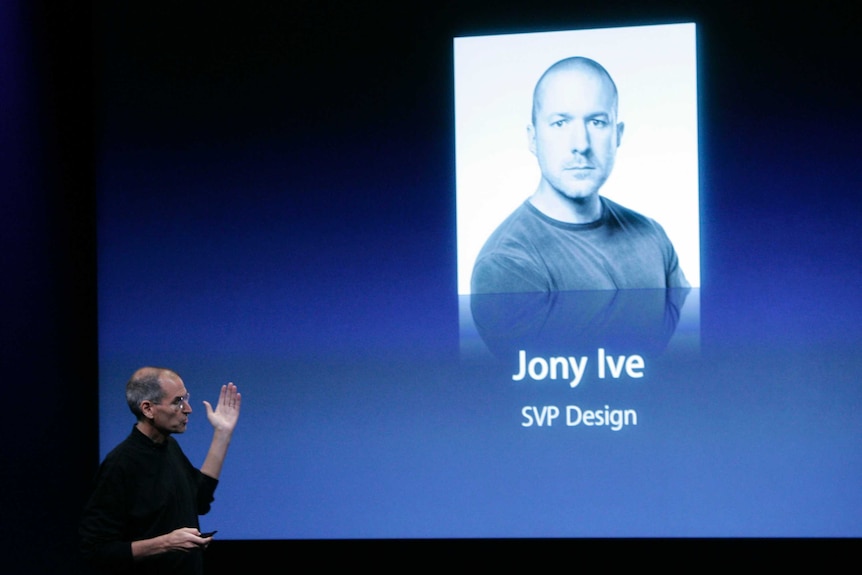 Steve Jobs talking with an image of Jonathan Ive behind him