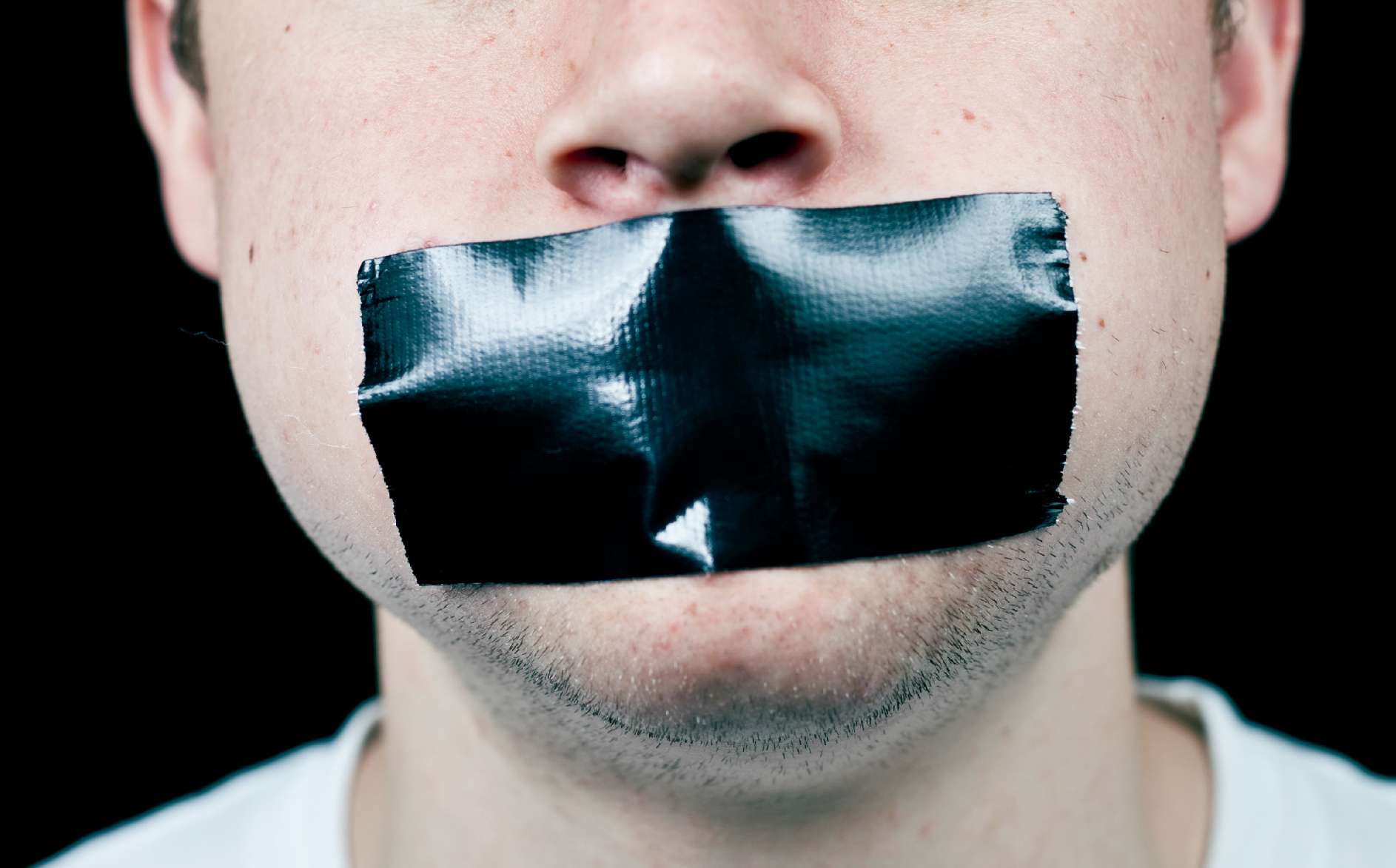 Девушки с заклеенымртом. Склеен рот. Заклеенный рот. Рот заклеен скотчем. Девушка с заклеенным ртом.