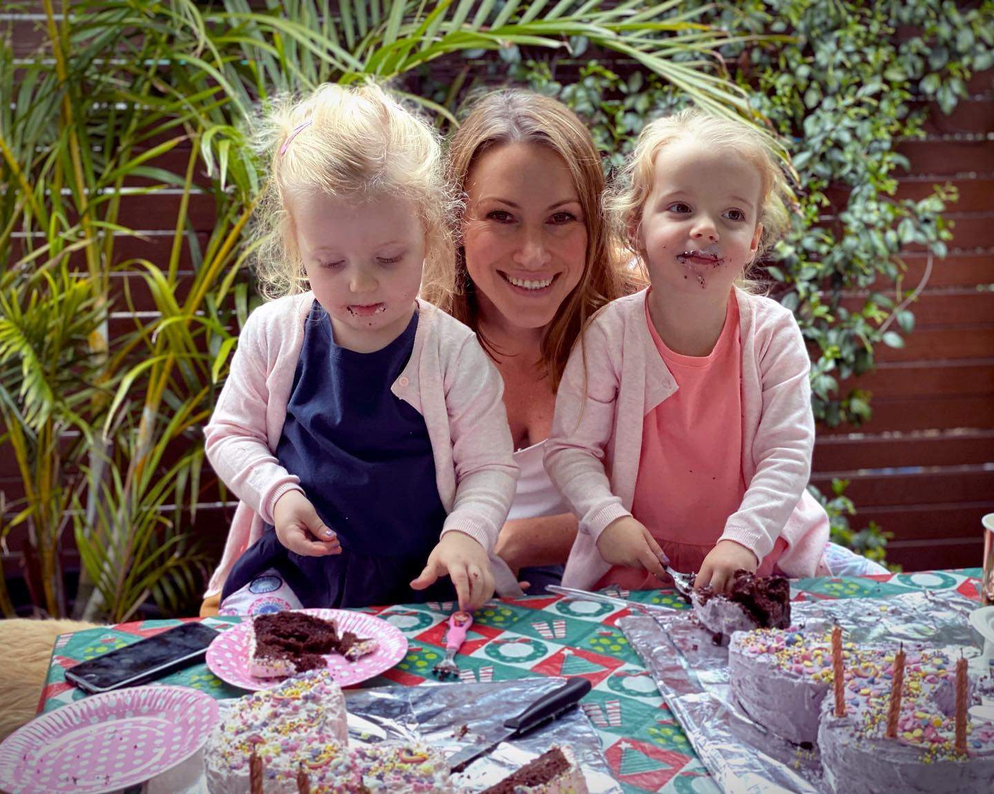 Kerrie Edwards con sus hijas.