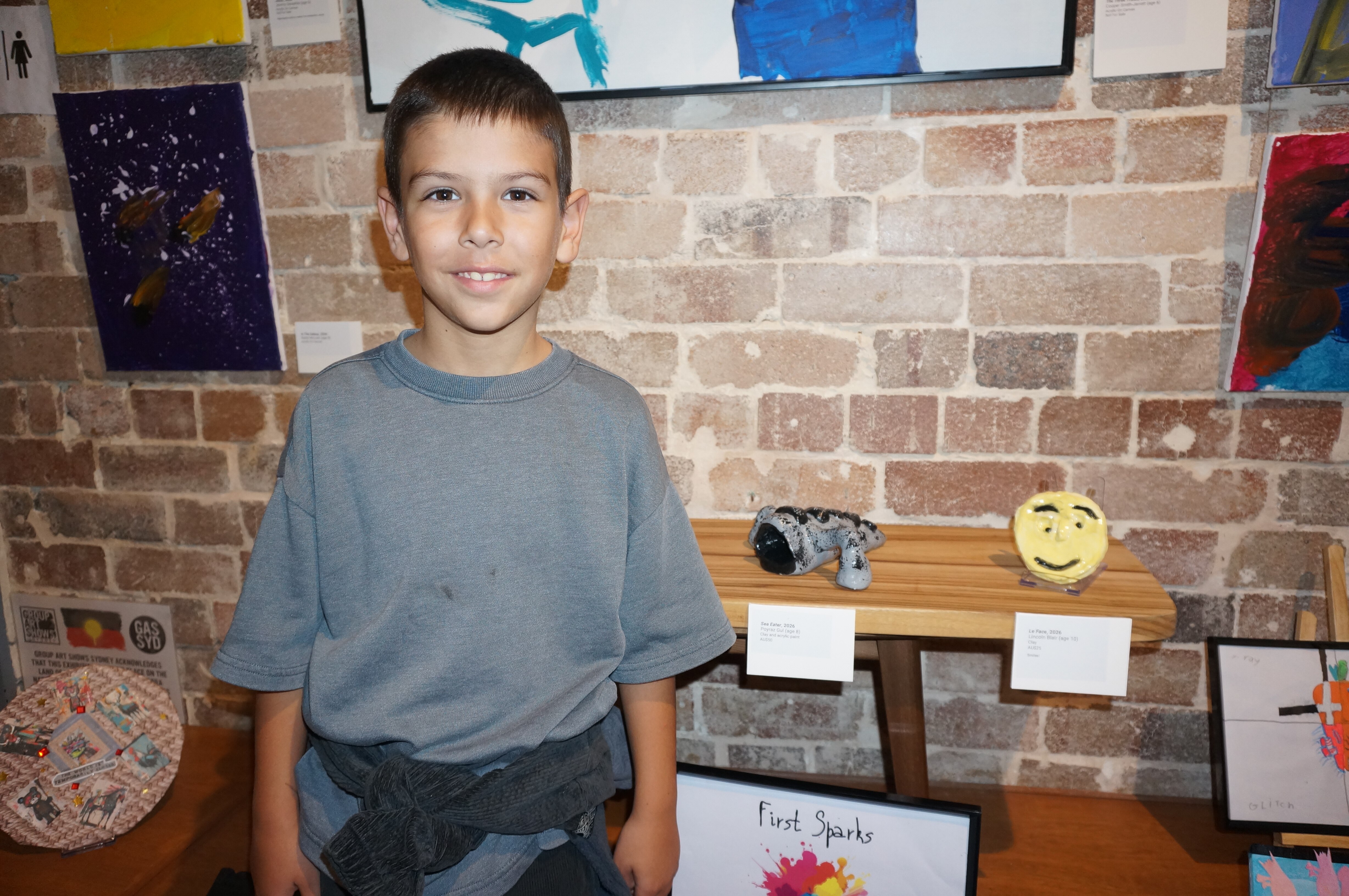 Ένα νεαρό αγόρι που χαμογελά με την τέχνη του.