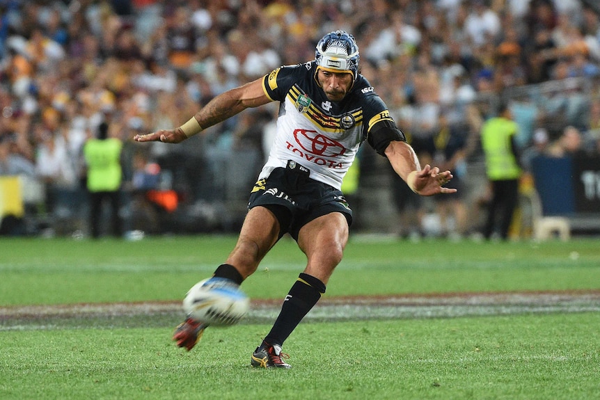 Johnathan Thurston kicks the game-winning field goal in the 2015 NRL grand final