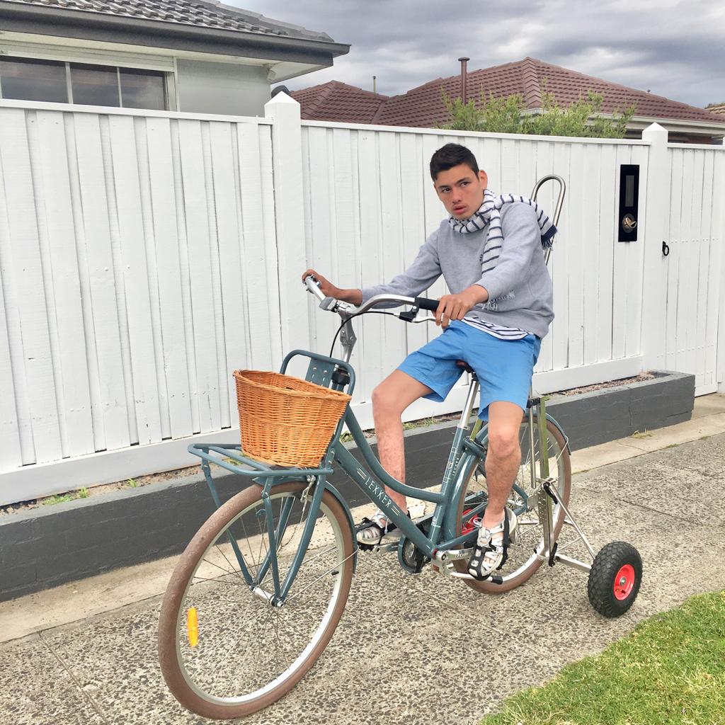 Oliver bermain sepeda