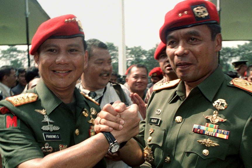 Prabowo Subianto and Muchdi Purwopranjono in military uniforms in 1998