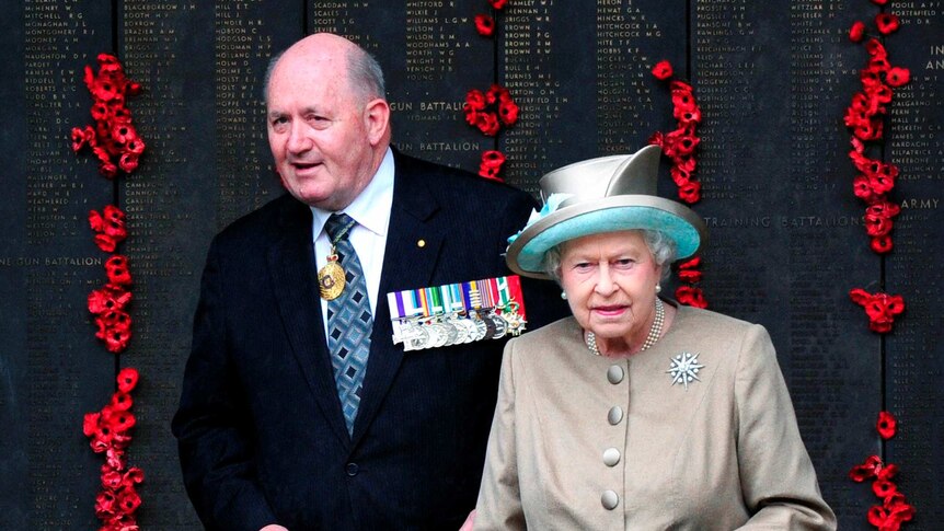 Peter Cosgrove with the Queen