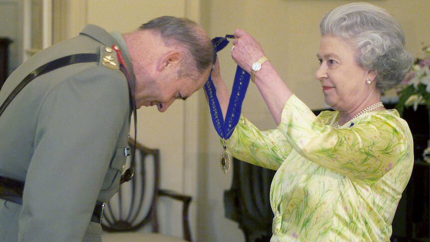 Peter Cosgrove honoured by Queen Elizabeth II