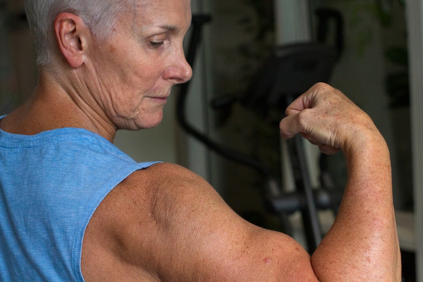 Bev Francis pulls a muscle pose.