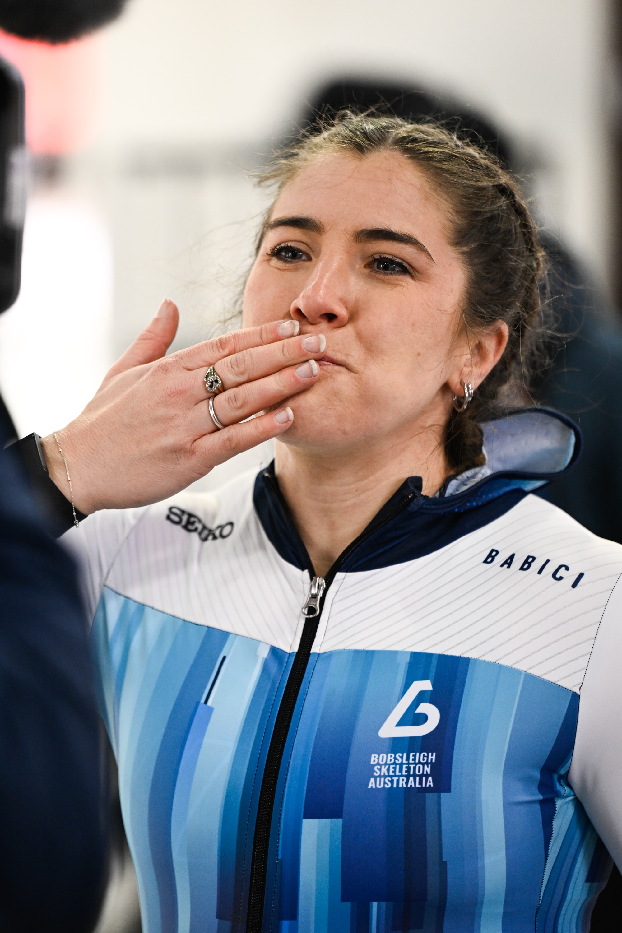 Bree Walker manda um beijo.