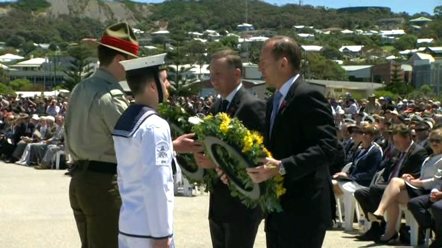 Australian Prime Minister Tony Abbott and New Zealand Prime Minister John Key lay wreaths at the Anzac Peace Park in Albany 1 November 2014