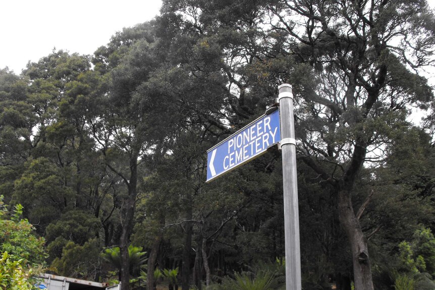 Sign pointing to the Queenstown Pioneer Cemetery