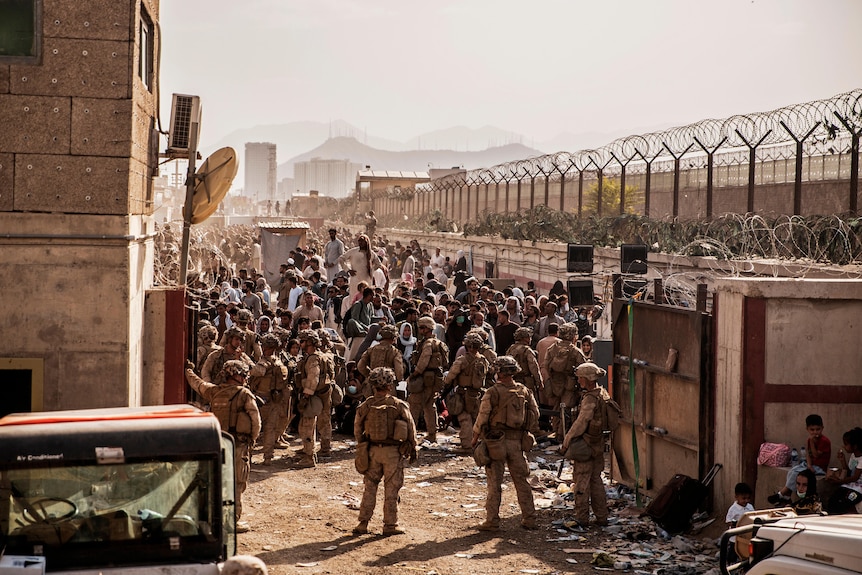 US soldiers stand in front of large crowds at Kabul airport