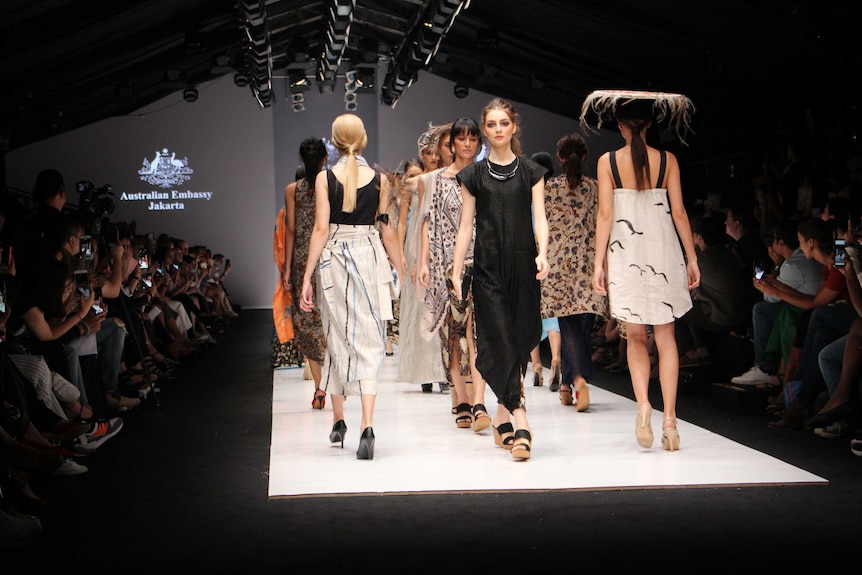 Kolaborasi tekstil Indonesia dan Aborijin Australia di Jakarta Fashion Week.