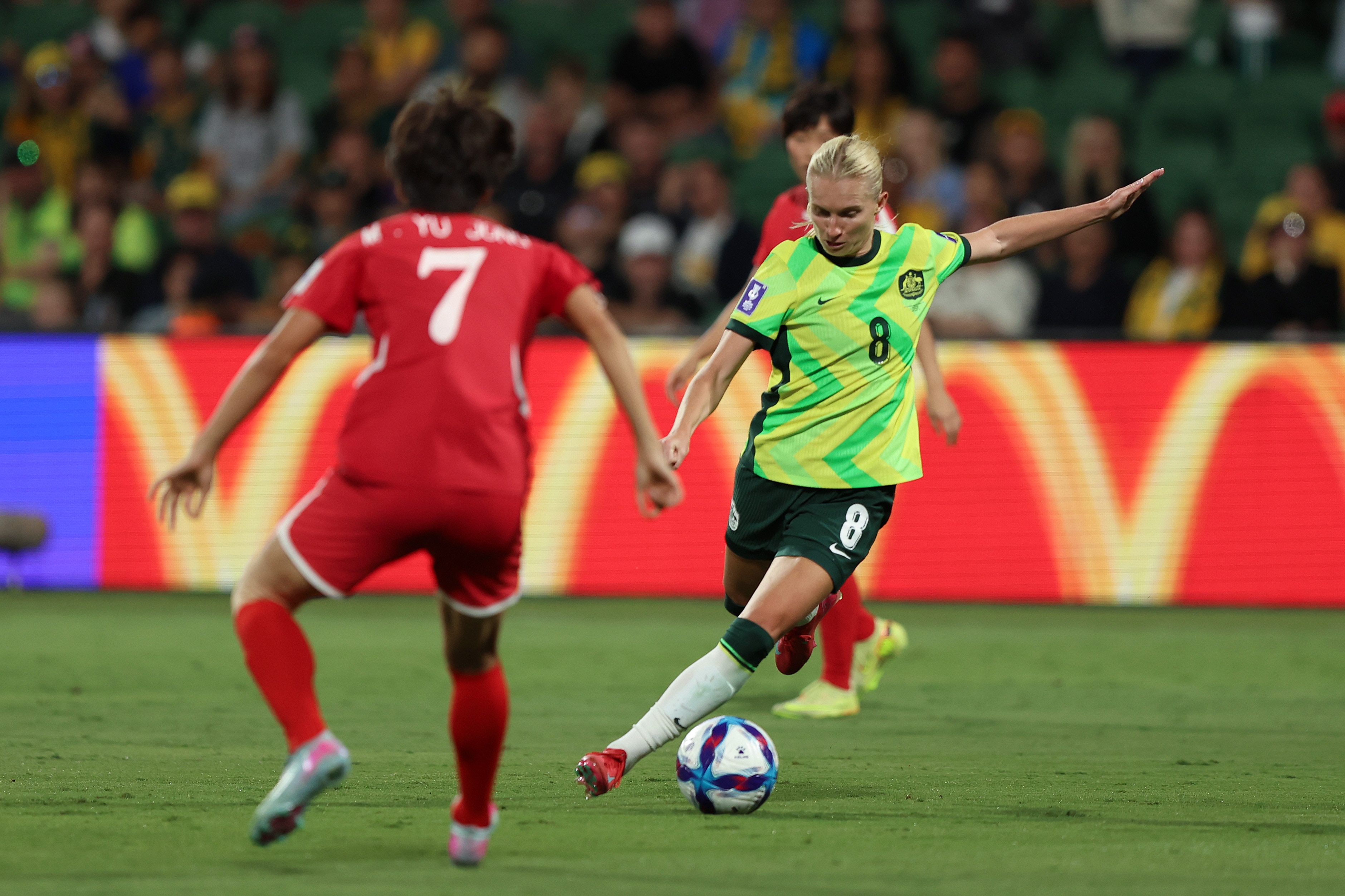 A jogadora do Matildas, Kaitlyn Torpey, se prepara para chutar a bola durante um jogo