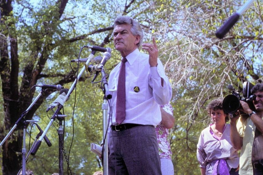 1983年，鲍勃·霍克参加墨尔本集会，抗议在塔斯马尼亚弗兰克林河上修建大坝。