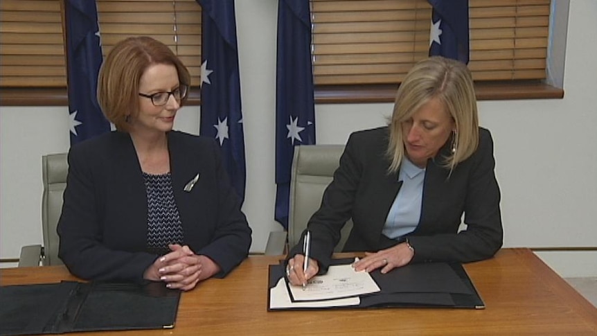 ACT Chief Minister Katy Gallagher and Prime Minister Julia Gillard sign an agreement on the NDIS.