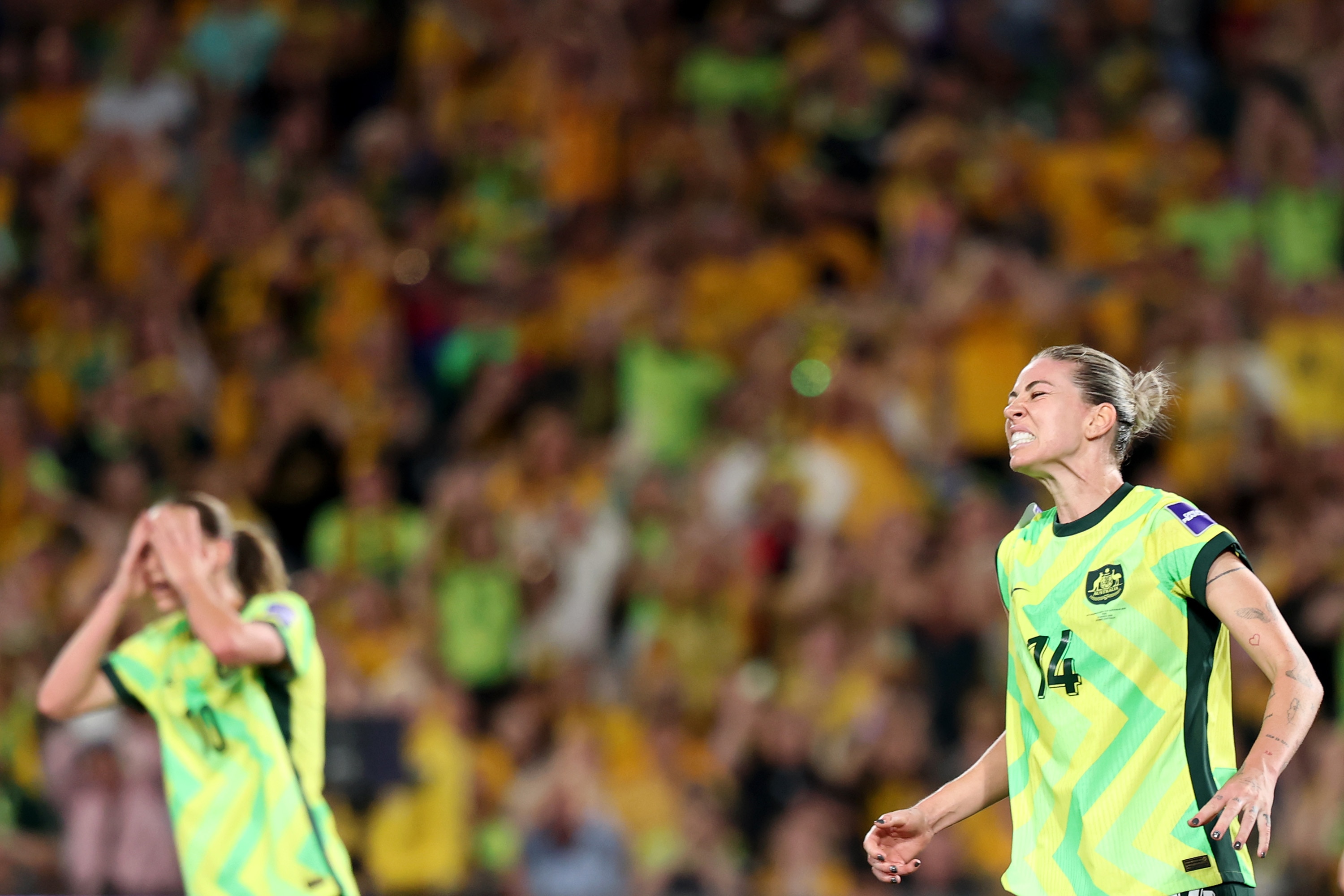 A jogadora do Matildas, Alanna Kennedy, fica com uma expressão de dor após um chute perdido