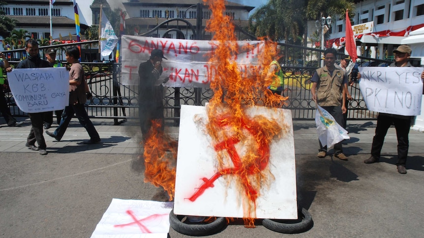 Anti-communism group burns a communist symbol