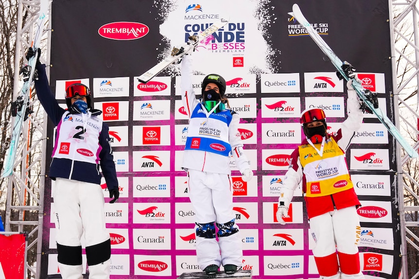 Le skieur australien Jakara Anthony sur le podium lors de la Coupe du monde de bosses à Mont Tremblant, Québec