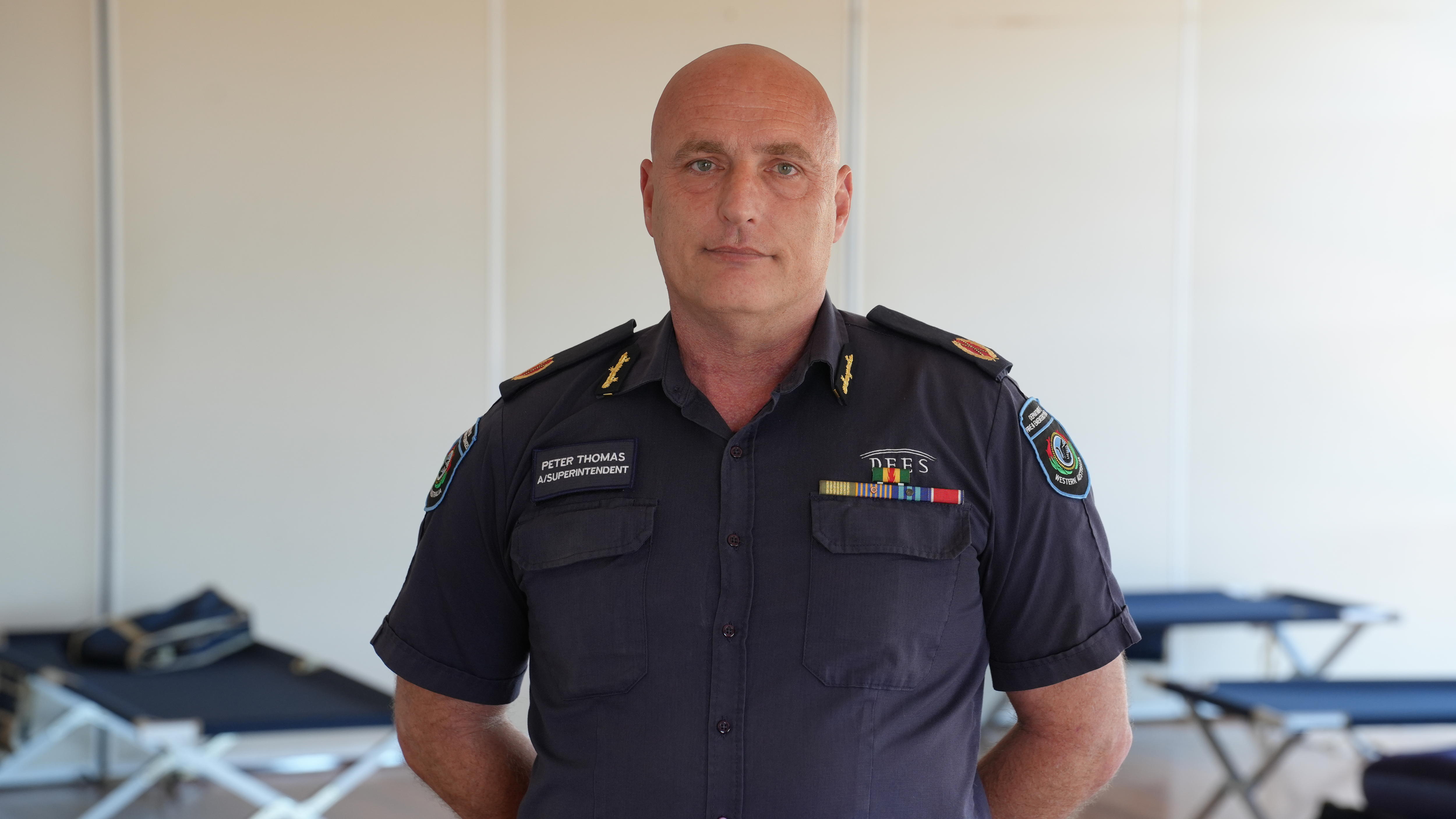 Peter Thomas mira a la cámara mientras está en un centro de evacuación.