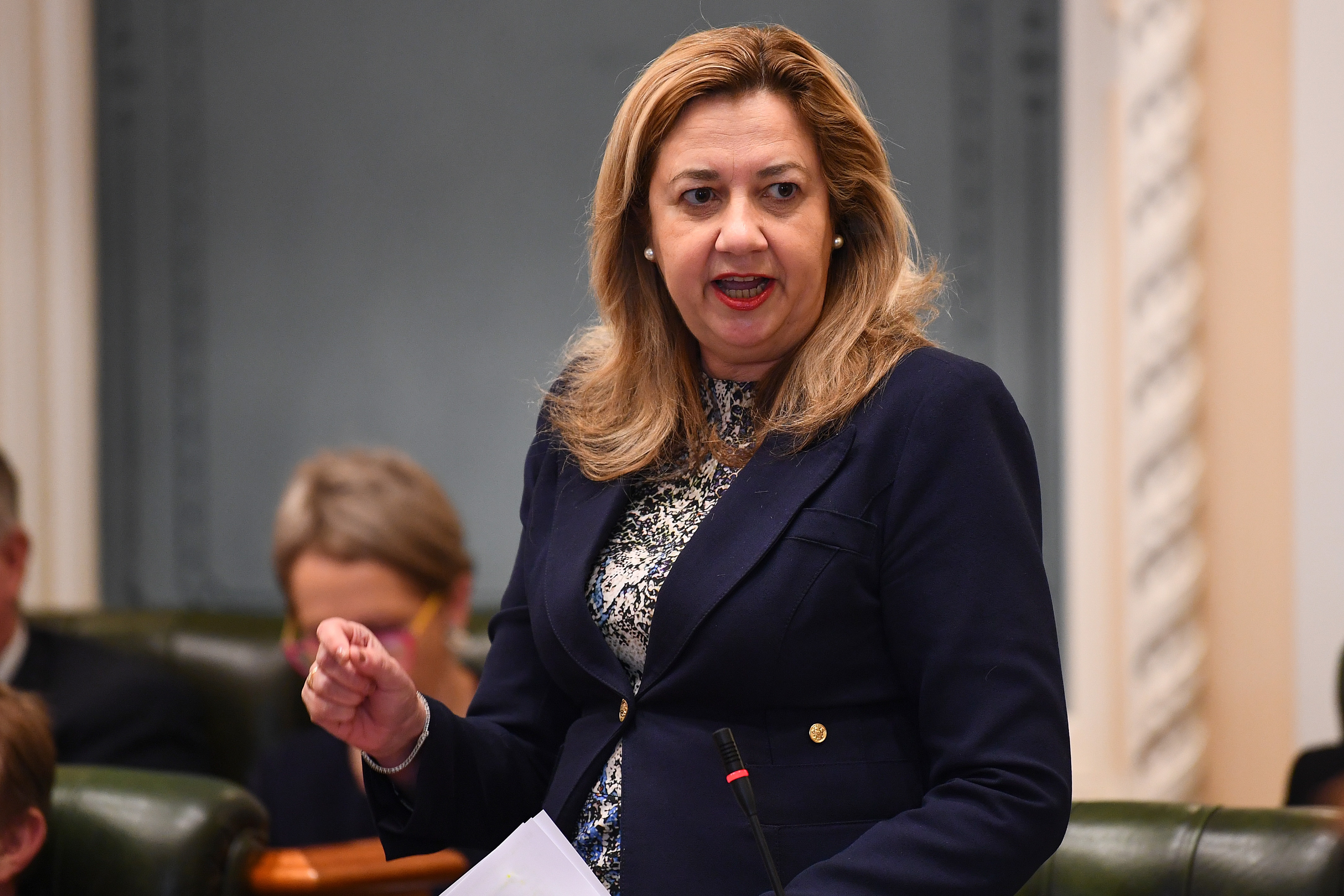 Una mujer de traje en el Parlamento.