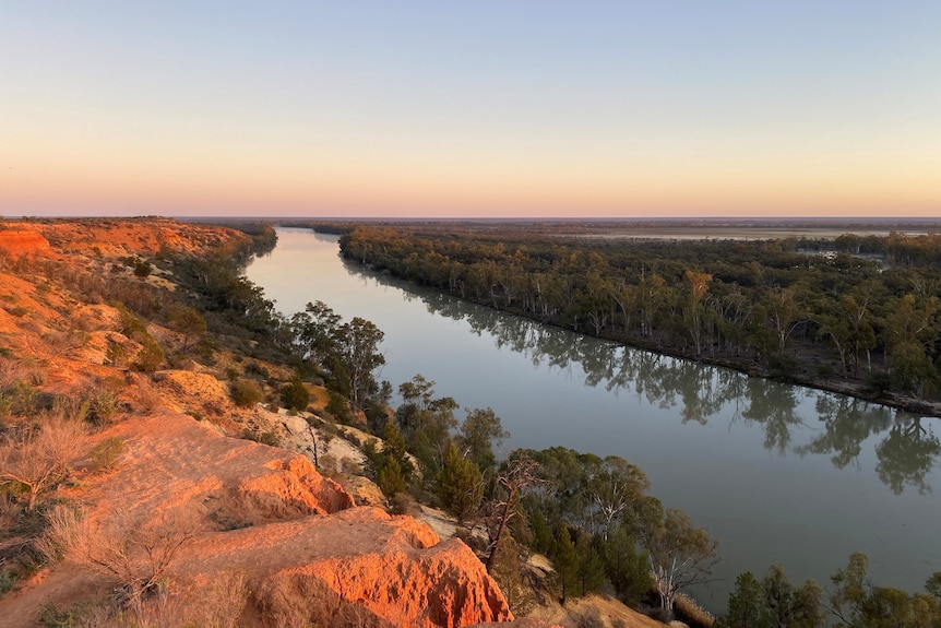 穆尔图 (Murthu) 雄伟的墨累河 (Murray River) 河湾上的日落，以及高耸的红色悬崖