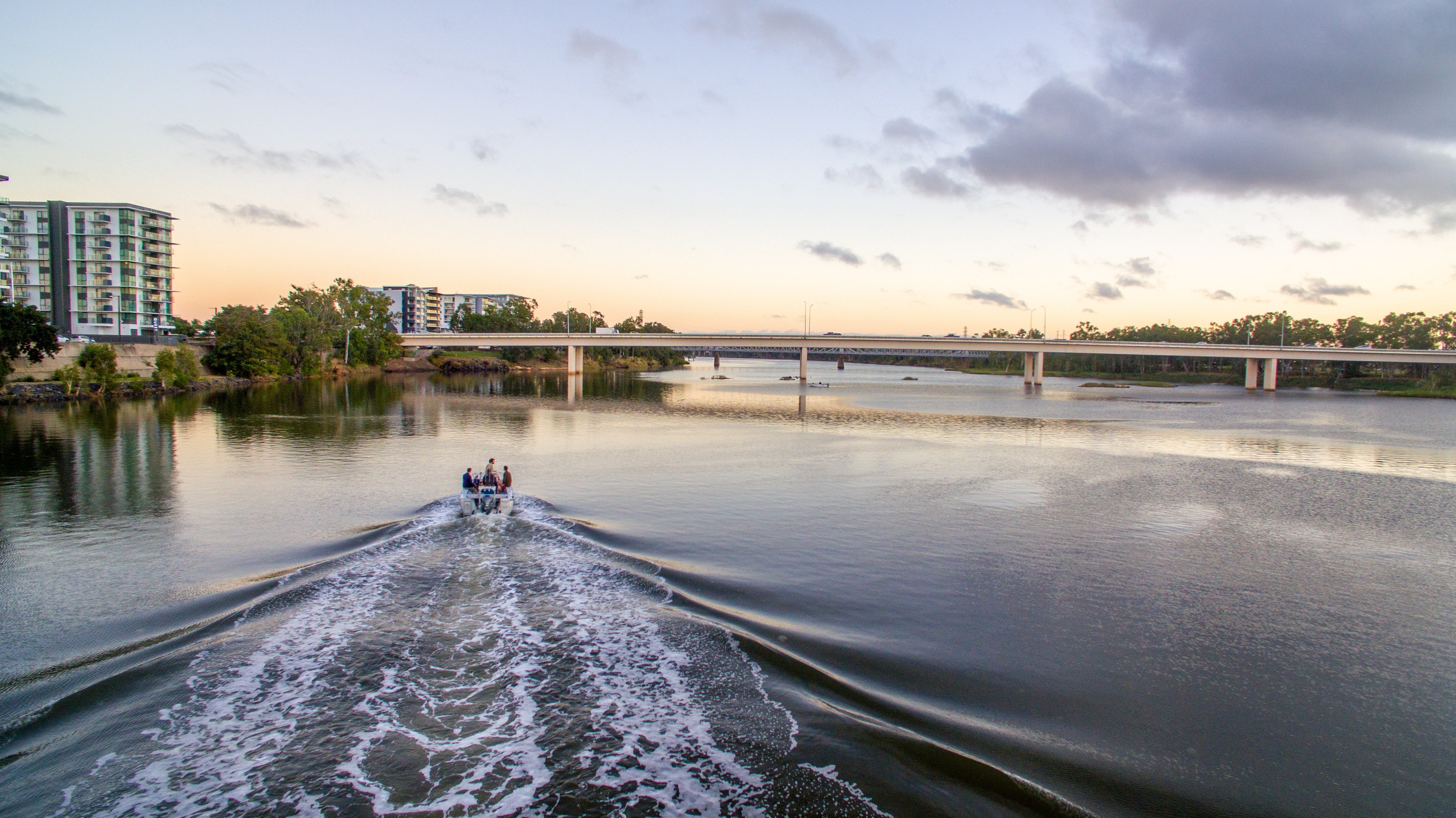 Un barco que viaja por el río Fitzroy en Rockhampton