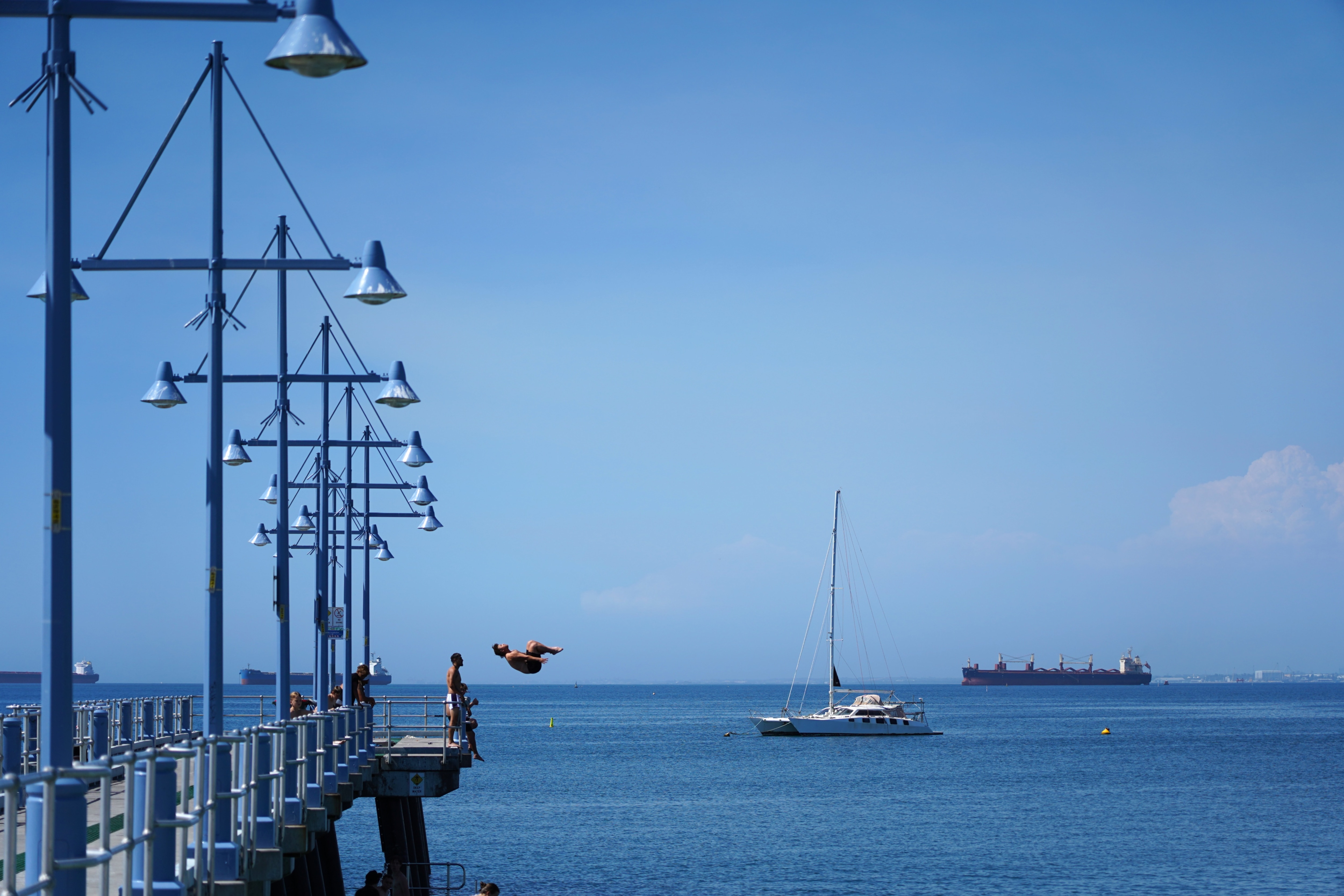 Imagens representando férias de verão na praia em Rockingham