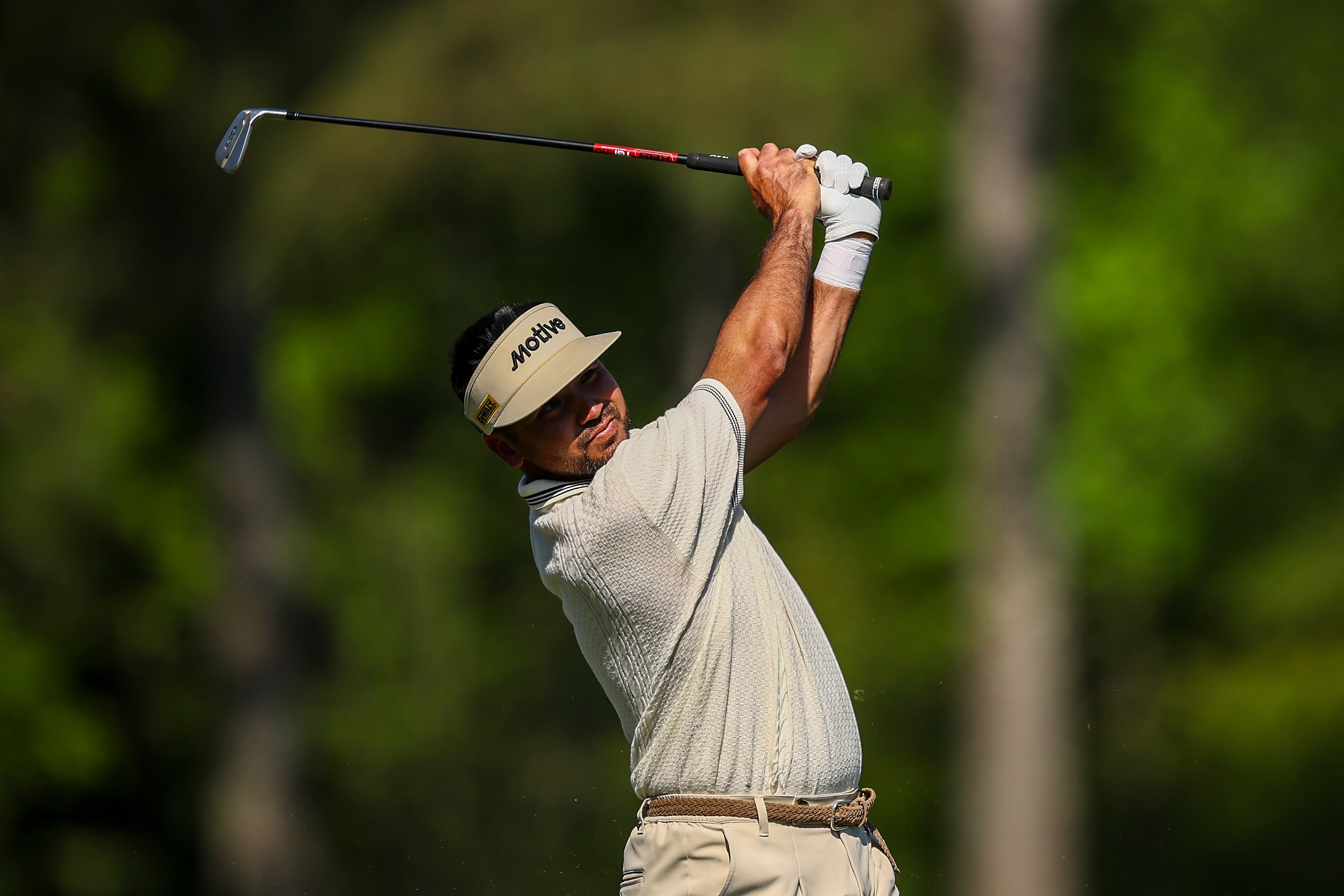 Jason Day acerta uma tacada no buraco 12 na terceira rodada do Masters.