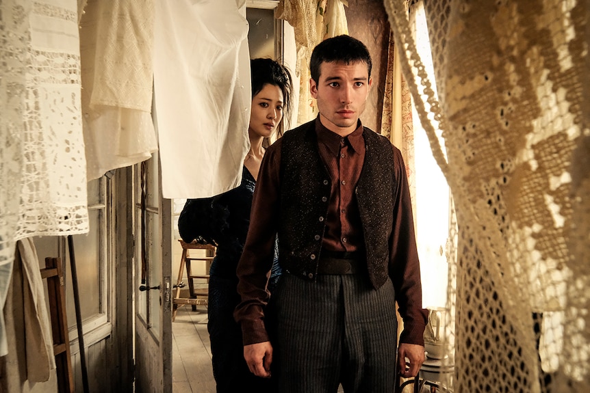 Colour still of Claudia Kim and Ezra Miller in 2018 film Fantastic Beasts: The Crimes of Grindelwald.